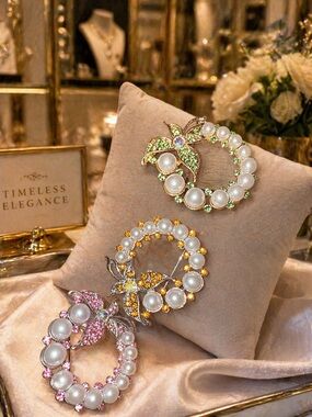 Elegant Pearl and Crystal Wreath Brooch (1)